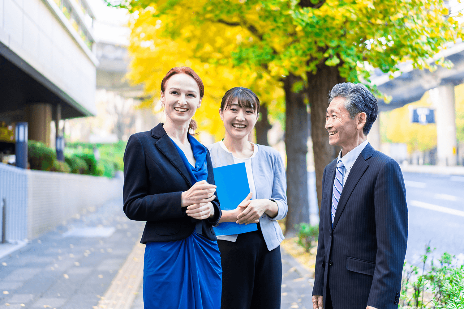 日本語でコミュニケーションをとる外国人社員と日本人社員